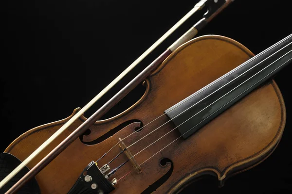 黒い背景に古い茶色のバイオリン — ストック写真
