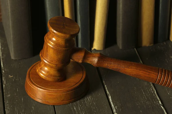 Gavel Avec Livres Sur Vieux Bureau Bois — Photo