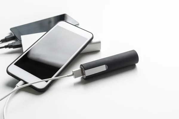 Smartphones Laddar Med Power Bank Tabellbakgrund — Stockfoto