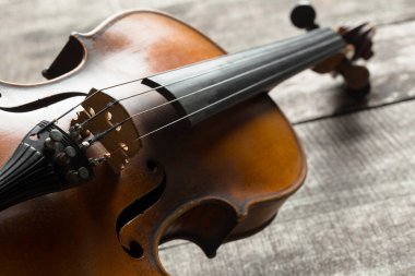 Ahşap masa, keman görünümü kapatın