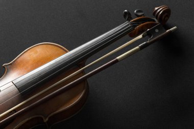 Siyah arka plan üzerine eski kahverengi keman