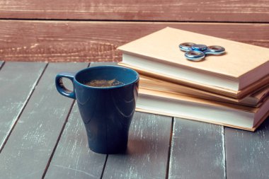 Çalışma alanı kahve fincanı, spinner ve kitap ile