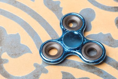 Spinner stres giderici oyuncak taş zemin üzerine kıpır