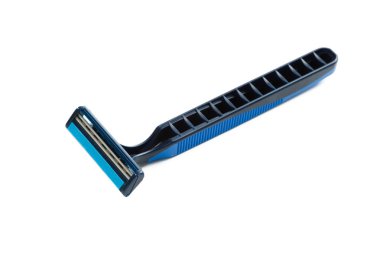 Tek kullanımlık plastik tıraş jilet beyaz arka plan üzerinde