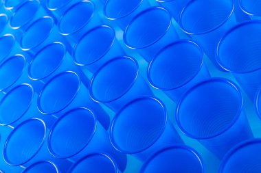 Mavi boş tek kullanımlık plastik gözlük