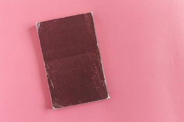 Masanın üzerinde eski kitap ile kompozisyon