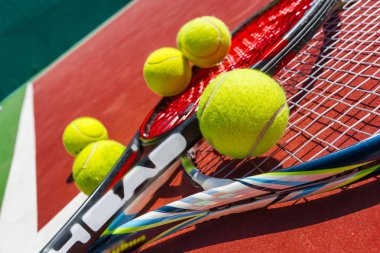 Tenis topları ve raketleri çim sahada