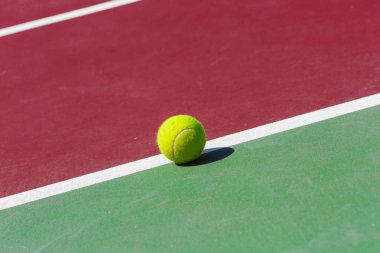 Sahada tenis topları