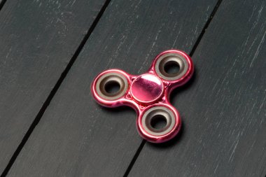 Spinner ahşap bir masa üzerinde kapat.