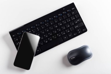 Masanın üstünde hareket eden telefon ile klavye