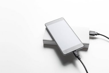 Tablo arka plan üzerinde güç banka ile şarj Smartphone