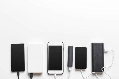 Tablo arka plan üzerinde akıllı telefonlar ile güç şarj banka