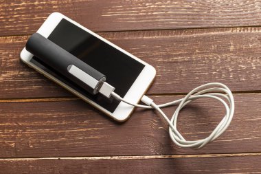 Tablo arka plan üzerinde güç banka ile şarj Smartphone