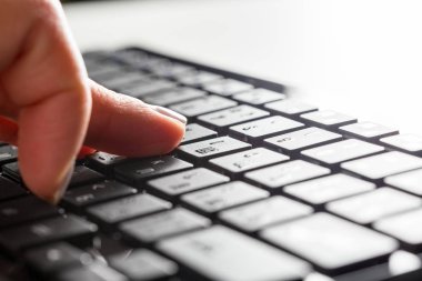 klavye. Parmak basarak düğmesi.