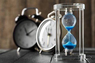 Zaman geçiyor. Mavi kum saati kapat