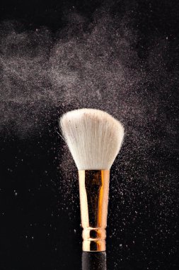 Profesyonel siyah makyaj fırça ile pembe toz