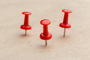 Corkboard arka plan üzerinde kırmızı iğneler