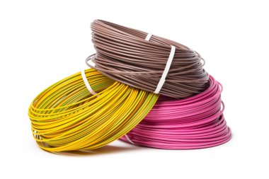 Beyaz arka plan üzerinde izole elektrik kabloları, enerji ve teknoloji donatımı