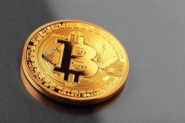Koyu arka plan üzerinde altın Bitcoin
