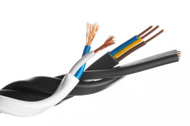 Beyaz arka plan üzerinde izole birçok telleri ile elektrik ekranlı kablo
