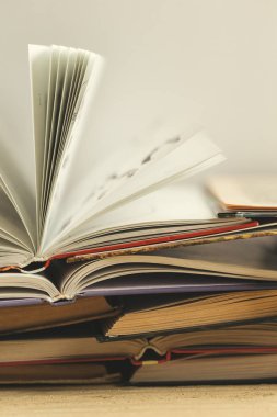 Tablo, okuma ve eğitim kavramı kitapları ile kompozisyon 