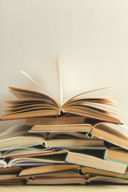 Tablo, okuma ve eğitim kavramı kitapları ile kompozisyon 