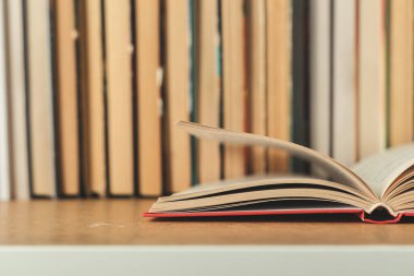 Tablo, okuma ve eğitim kavramı kitapları ile kompozisyon 