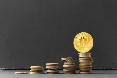 Koyu arkaplanda bitcoin