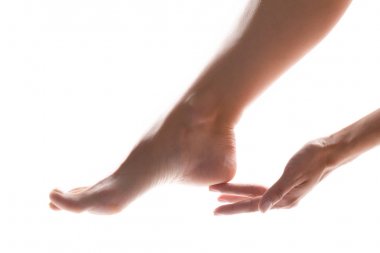 Güzel ayak ve el beyaz arka plan üzerinde izole 