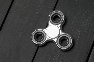 Spinner ahşap bir masa üzerinde kapat.