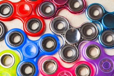 Spinner stres giderici oyuncaklar taş zemin üzerine kıpır