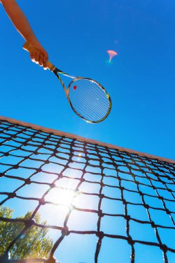 Mavi gökyüzü üzerinde net Tenis