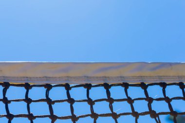 Mavi gökyüzü üzerinde net Tenis