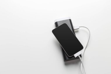 Tablo arka plan üzerinde güç banka ile şarj Smartphone