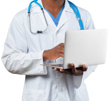 bir dizüstü bilgisayarda çalışan dostu Afro-Amerikan doktor