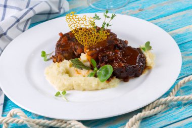 lezzetli ördek magret beyaz plaka üzerinde 