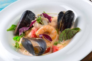 Tablo yakın çekim üzerinde plaka üzerinde lezzetli deniz ürünleri