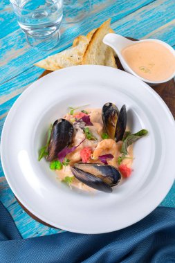 Tablo yakın çekim üzerinde plaka üzerinde lezzetli deniz ürünleri