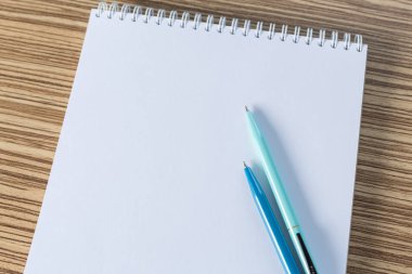 Renkli kalemler ve sketchbook bir tablo