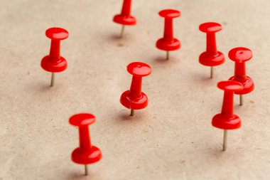 Corkboard arka plan üzerinde kırmızı iğneler