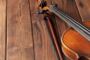 Ahşap masa, keman görünümü kapatın