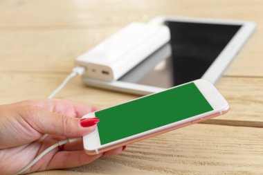 Güç bankasıyla çalışan akıllı telefon