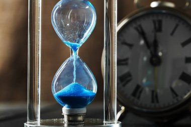 Zaman geçiyor. Mavi kum saati kapat