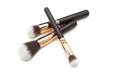 Makyaj fırçaları beyaz arkaplanda izole 