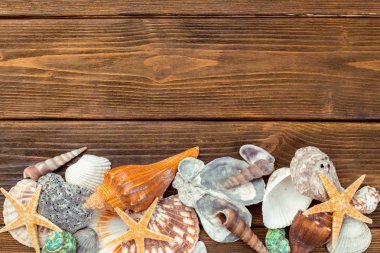 ahşap tahta üzerinde plaj aksesuarları