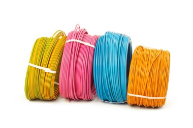 Beyaz arka plan üzerinde izole elektrik kabloları, enerji ve teknoloji donatımı