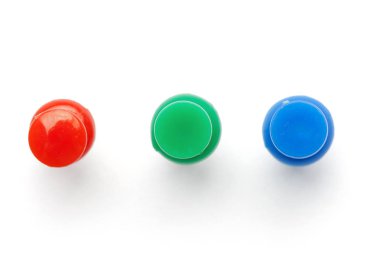 Beyaz arka plan üzerinde izole itme pimleri.