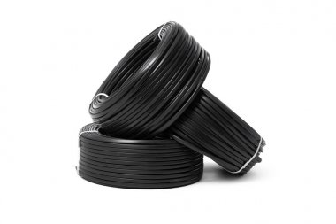 Beyaz arka plan üzerinde izole elektrik kabloları, enerji ve teknoloji donatımı