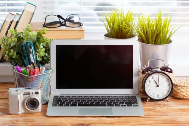 Çalışma alanı. ahşap masa laptop boş ekran.