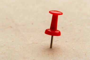Corkboard arka plan üzerinde kırmızı PIN